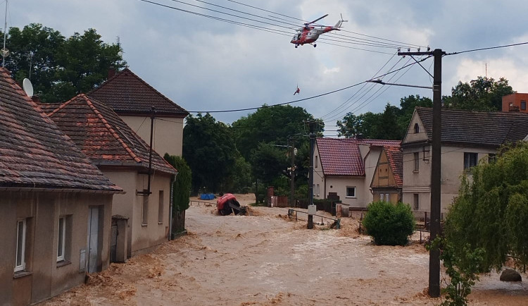 Rozvodněná řeka uvěznila jednoho muže. Do bezpečí ho dostal v podvěsu vrtulník letecké záchranné služby