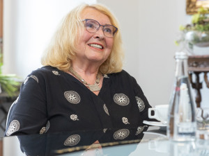 Lída Rakušanová byla legendárním hlasem Svobodné Evropy, teď převzala v Plzni Cenu 1. června