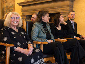 Lída Rakušanová byla legendárním hlasem Svobodné Evropy, teď převzala v Plzni Cenu 1. června