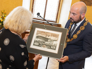 Lída Rakušanová byla legendárním hlasem Svobodné Evropy, teď převzala v Plzni Cenu 1. června. Cenu jí předal primátor Plzně Roman Zarzycký