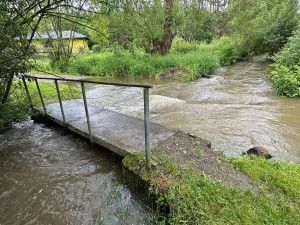 Déšť i nadále nebezpečně zvedá hladiny řek v Plzeňském kraji. Na třetím stupni ohrožení je Radbuza ve Staňkově