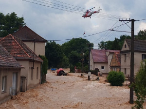 Rozvodněná řeka uvěznila jednoho muže. Do bezpečí ho dostal v podvěsu vrtulník letecké záchranné služby
