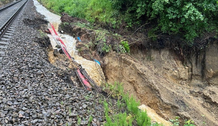 Extrémní množství vody a sesuv půdy, přívalový déšť zastavil vlaky na rušné trati