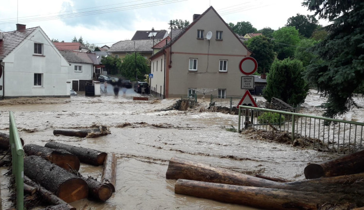 Několik příštích dní budou silničáři čistit vozovky i příkopy po víkendových záplavách v Plzeňském kraji