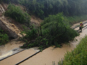 Extrémní množství vody a sesuv půdy, přívalový déšť zastavil vlaky mezi Plzní a Českými Budějovicemi
