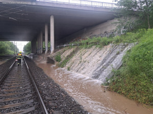 Extrémní množství vody a sesuv půdy, přívalový déšť zastavil vlaky mezi Plzní a Českými Budějovicemi