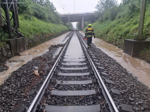 Extrémní množství vody a sesuv půdy, přívalový déšť zastavil vlaky mezi Plzní a Českými Budějovicemi