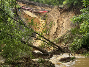 Extrémní množství vody a sesuv půdy, přívalový déšť zastavil vlaky mezi Plzní a Českými Budějovicemi