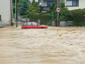 FOTO: Divoká voda z rozbouřených toků brala auta, zaplavovala domy a ničila majetky. Nouze nebyla o dramatické záchrany osob