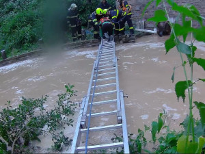 FOTO: Divoká voda z rozbouřených toků brala auta, zaplavovala domy a ničila majetky. Nouze nebyla o dramatické záchrany osob