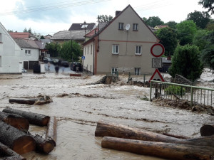 Několik příštích dní budou silničáři čistit vozovky i příkopy po víkendových záplavách v Plzeňském kraji
