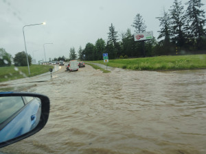 Několik příštích dní budou silničáři čistit vozovky i příkopy po víkendových záplavách v Plzeňském kraji