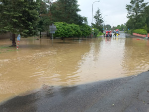 Několik příštích dní budou silničáři čistit vozovky i příkopy po víkendových záplavách v Plzeňském kraji