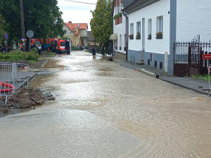 Několik příštích dní budou silničáři čistit vozovky i příkopy po víkendových záplavách v Plzeňském kraji
