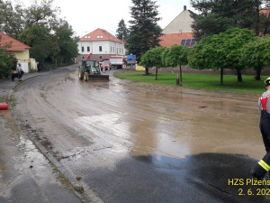 Několik příštích dní budou silničáři čistit vozovky i příkopy po víkendových záplavách v Plzeňském kraji