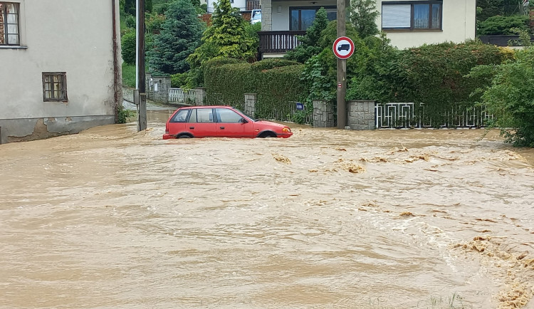 Divoká voda z rozbouřených toků brala auta, zaplavovala domy a ničila majetky. Nouze nebyla o dramatické záchrany osob