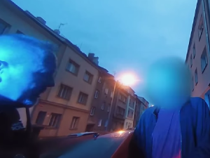 VIDEO: Silně opilý muž se vyhýbal neexistujícímu kamionu a zkřížil cestu policejnímu vozu