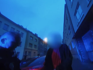 VIDEO: Silně opilý muž se vyhýbal neexistujícímu kamionu a zkřížil cestu policejnímu vozu