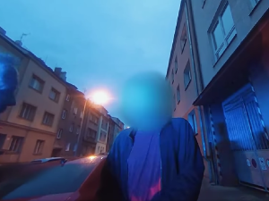 VIDEO: Silně opilý muž se vyhýbal neexistujícímu kamionu a zkřížil cestu policejnímu vozu