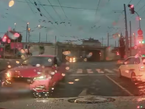 VIDEO: Silně opilý muž se vyhýbal neexistujícímu kamionu a zkřížil cestu policejnímu vozu