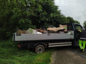 Vězni pomohli uklidit šest tun odpadků. V haldě bylo 150 injekčních stříkaček a malé kotě