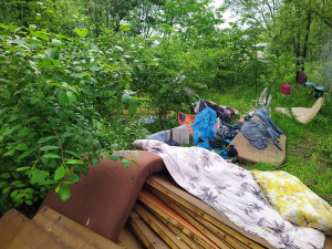 Vězni pomohli uklidit šest tun odpadků. V haldě bylo 150 injekčních stříkaček a malé kotě