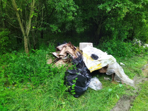 Vězni pomohli uklidit šest tun odpadků. V haldě bylo 150 injekčních stříkaček a malé kotě