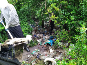 Vězni pomohli uklidit šest tun odpadků. V haldě bylo 150 injekčních stříkaček a malé kotě