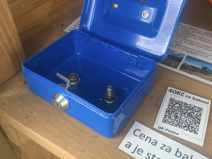 Zloději opakovaně vykrádají boudičky s krmením pro zvířata. Trhá mi to srce, říká autorka projektu