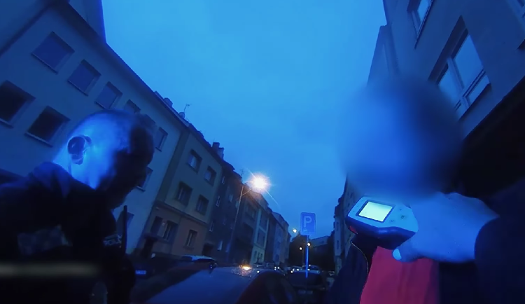 VIDEO: Silně opilý muž se vyhýbal neexistujícímu kamionu a zkřížil cestu policejnímu vozu