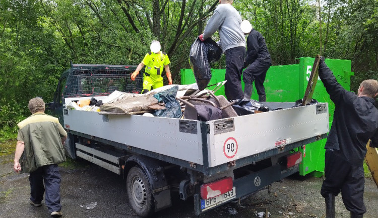 Vězni pomohli uklidit šest tun odpadků. V haldě bylo 150 injekčních stříkaček a malé kotě