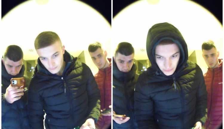 Trojice mladíků se pokoušela vybrat peníze z kradené platební kary, pátrá po nich policie