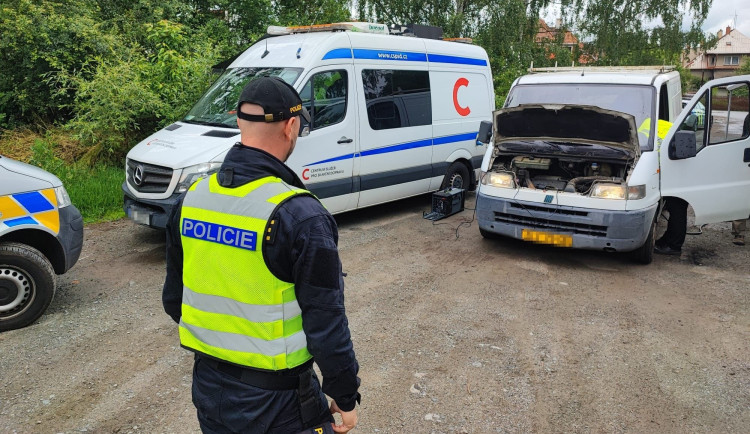 Překvapivě špatné výsledky měla policejní akce zaměřená na kontrolu emisních norem u automobilů. Z 18 kontrolovaných vozidel jich téměř polovina překročila povolené emisní hodnoty. Na namátkové kontroly se teď mohou těšit ve stanicích technické kontroly,