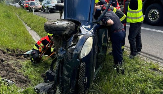 Zahradní kolečko spadlo za jízdy z korby náklaďáku a způsobilo vážnou havárii řidičky osobního automobilu