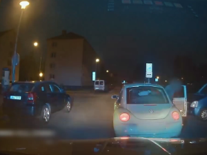 VIDEO: Neřídil jsem, tvrdil opilý muž. Kamera ho ale usvědčila z velké lži