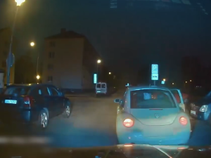 VIDEO: Neřídil jsem, tvrdil opilý muž. Kamera ho ale usvědčila z velké lži