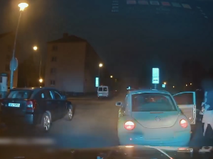 VIDEO: Neřídil jsem, tvrdil opilý muž. Kamera ho ale usvědčila z velké lži