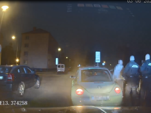 VIDEO: Neřídil jsem, tvrdil opilý muž. Kamera ho ale usvědčila z velké lži