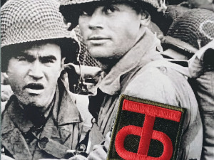 Pamětní list s odnímatelnou replikou ramenního znaku 90. pěší divize, zvané „TOUGH ´OMBRES“