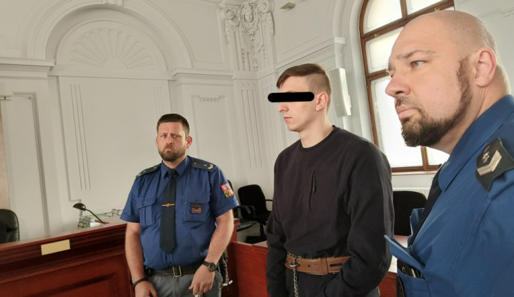 Vrchní soud potvrdil ukrajinskému mladíkovi 19 let vězení za zneužití a pokus o vraždu školačky