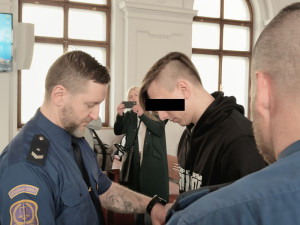 Vrchní soud potvrdil ukrajinskému mladíkovi 19 let vězení za pokus o vraždu školačky