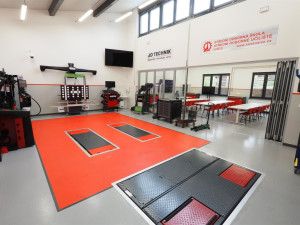 Škola proměnila staré garáže v moderní prostory, žáci se tam budou učit opravovat elektromobily