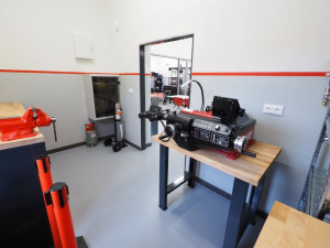 Škola proměnila staré garáže v moderní prostory, žáci se tam budou učit opravovat elektromobily