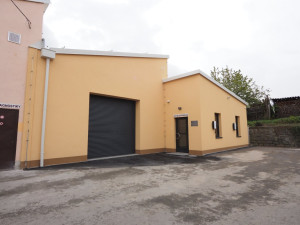 Škola proměnila staré garáže v moderní prostory, žáci se tam budou učit opravovat elektromobily