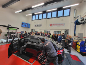 Škola proměnila staré garáže v moderní prostory, žáci se tam budou učit opravovat elektromobily