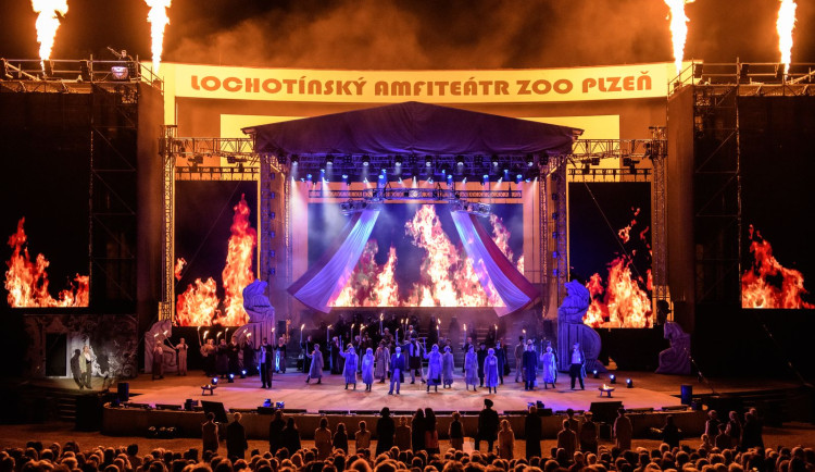 Fotografie jsou z minulých ročníků Noci s operou v Plzni