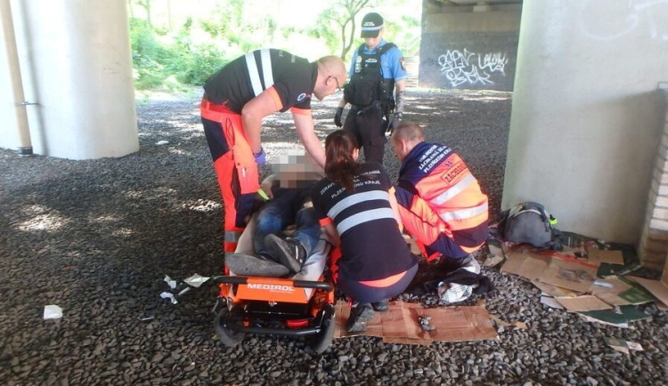 VIDEO: Strážníci i záchranáři bojovali o život pětatřicetiletého muže, ležel obličejem k zemi a byl v bezvědomí