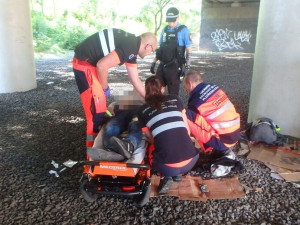 VIDEO: Strážníci i záchranáři bojovali o život pětatřicetiletého muže, ležel obličejem k zemi a byl v bezvědomí