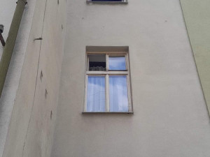 Požár bytu si vyžádal několik zraněných, jedna člověk vypadl z okna