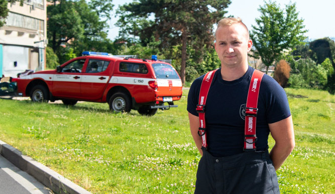 Ruka visela už jen na kousku zápěstí. Díky specialistům z FN Olomouc může mladý hasič opět pomáhat v nouzi